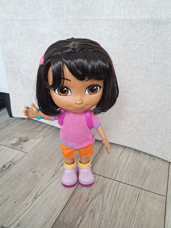 Poupee dora articulee qui chante