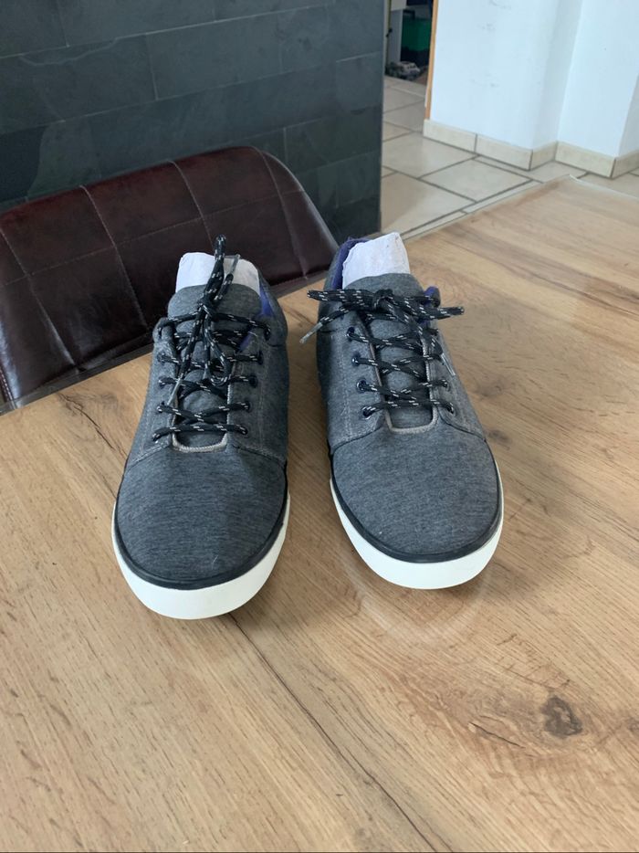 Chaussures en toile pointure 43