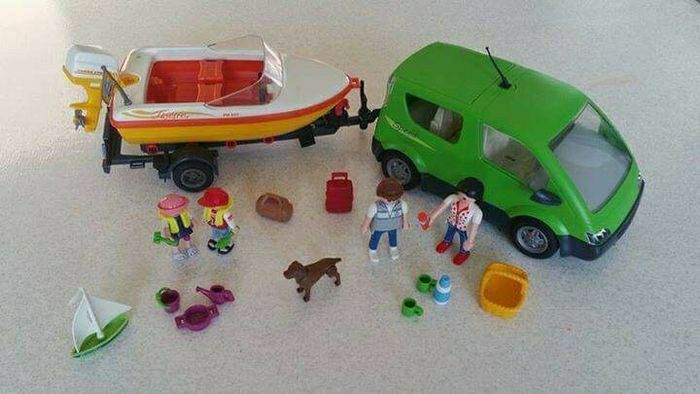 Voiture familiale + remorque porte bateaux Playmobils