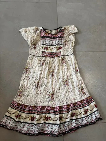 Robe multicolore, taille M, très bon état