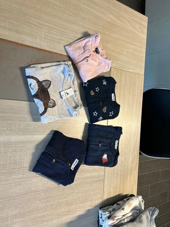 Lot de 4 gilets + 1 pull fille 2/3 ans