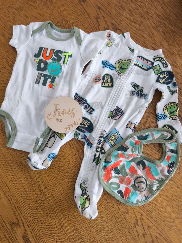 Ensemble Nike Superbe ensemble Nike comportant :
-pyjama manche longue ouverture sur le devant , 100% coton , taille 3 mois 56-62 cm
-body manche courte , 68% coton 40% polyester, taille 3 mois 50 -68 cm
- bavoir
Le tout en très bon état
#nikebebe