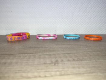 4 bracelets en plastique