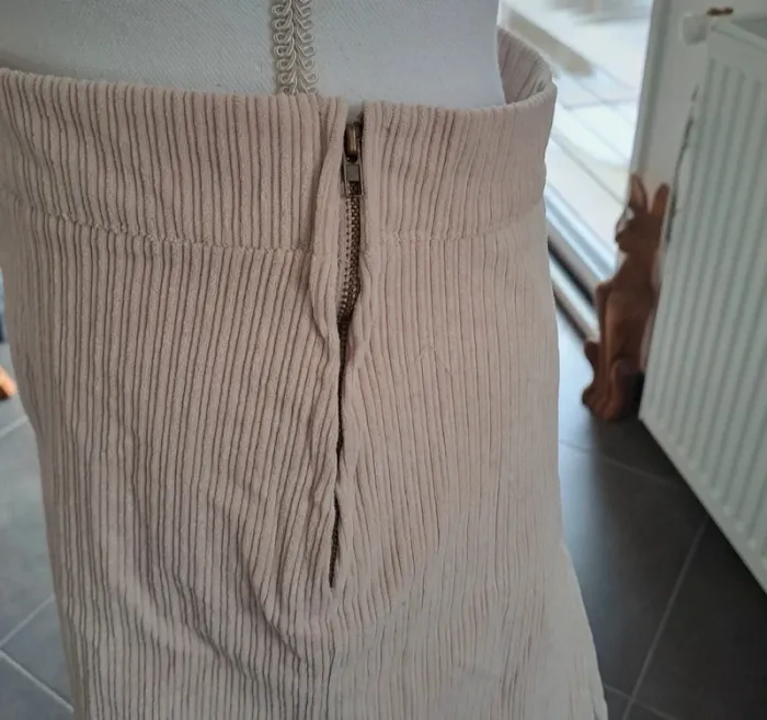 Jupe en velourd beige - photo numéro 2