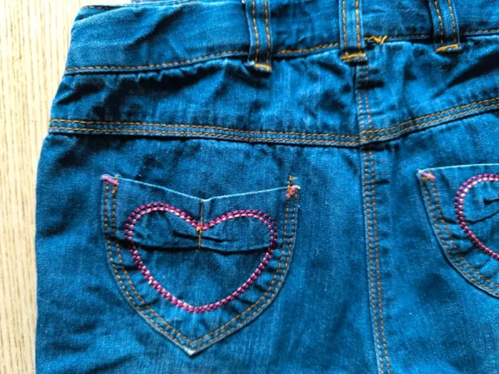 💙 Salopette short en jean Kidkanaï – 5 ans – Détails cœurs - photo numéro 5