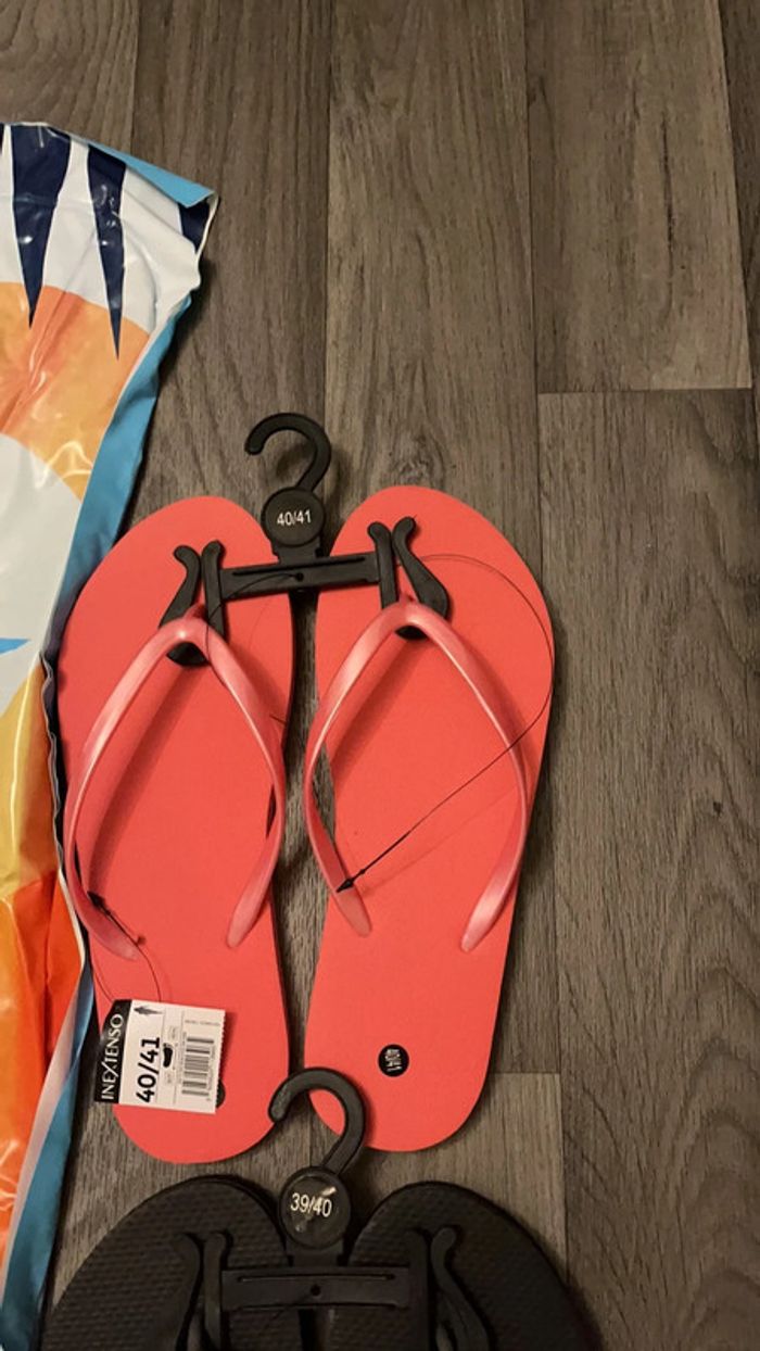 Lot plage : un matelas gonflable et 3 paires de nus pieds - photo numéro 4
