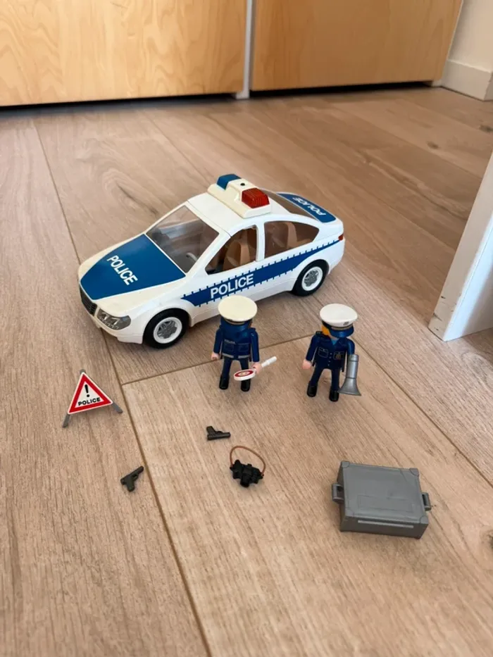 Voiture de policier Playmobil - photo numéro 2