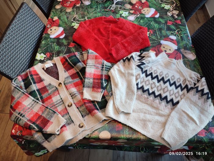 Lot vêtements fille 6 ans, un pull et 2 gilets