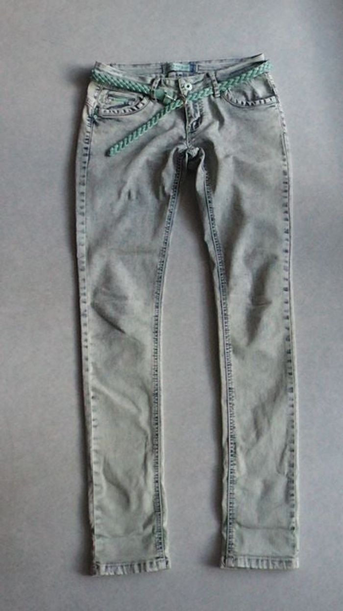 Jean bleuté, avec ceinture