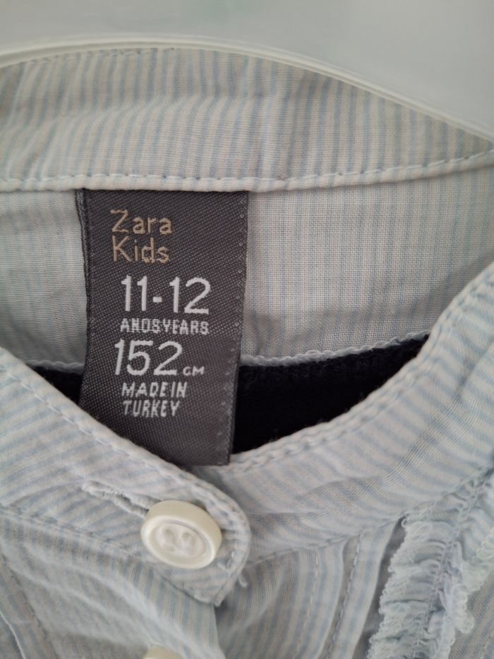 Robe courte bleu marine et col blanc 12 ans Zara
2 poches devant et bouton au niveau des manches 
Très bon état ni trous ni tache - photo numéro 4