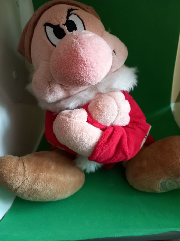 Peluche Disney Store GRINCHEUX un des 7 nains - photo numéro 2