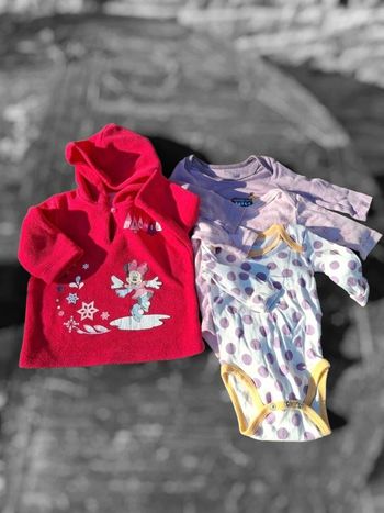 3 bodies et 1 pull capuche polaire
