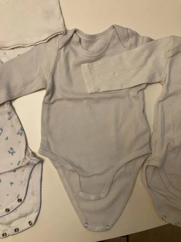Lot 3 body manches longues 6M + 1 tee shirt blanc - photo numéro 5