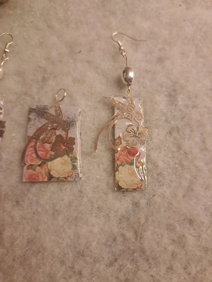 Boucles d'oreilles pendante avec pendentif florale résine - photo numéro 5