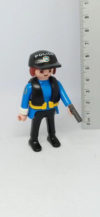 Femme policière avec gilet noir et arme playmobil