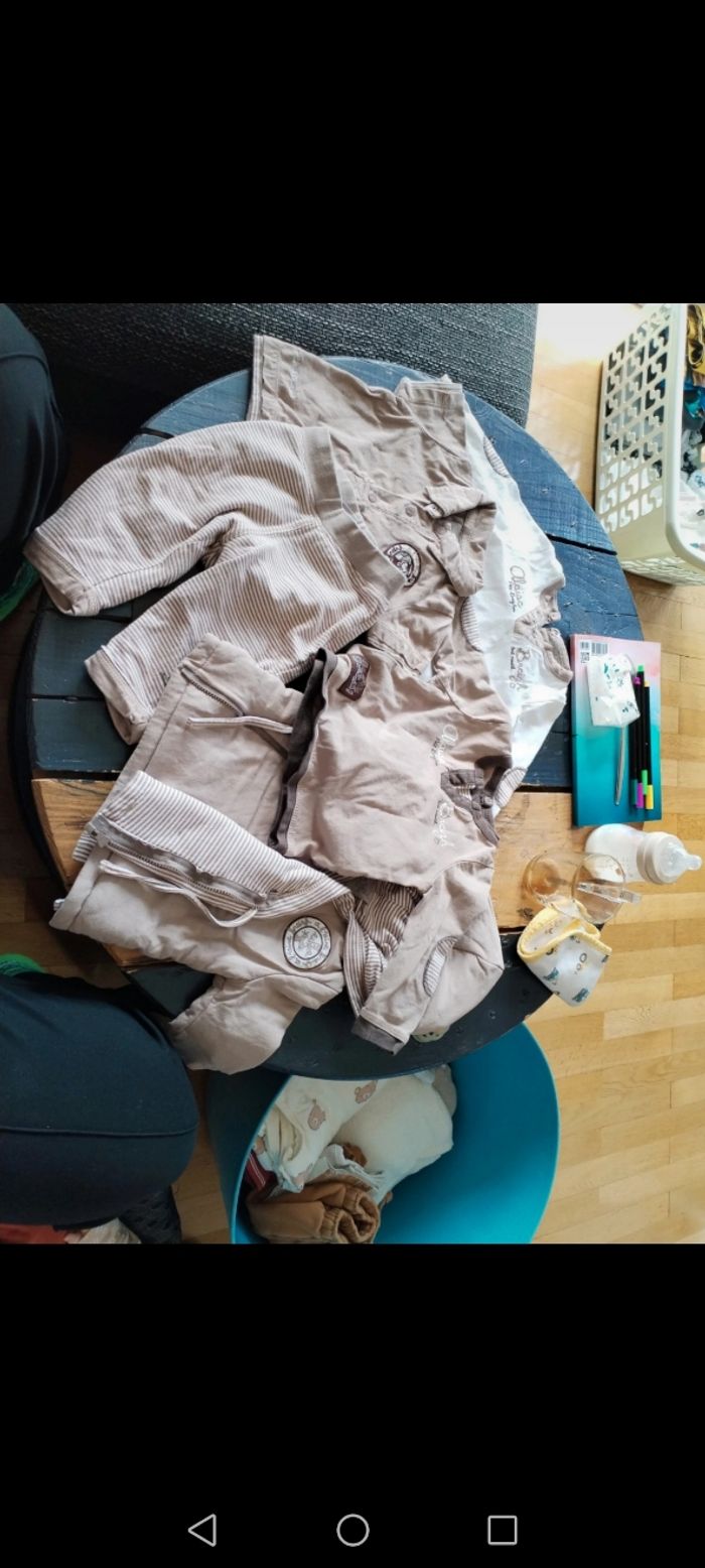 3 tee shirt 1 gilet 1 pantalon