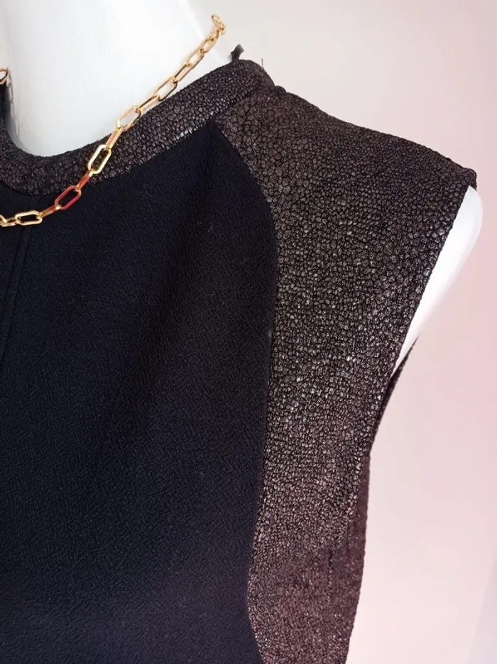 Magnifique robe noire habillée avec doré brillant col et épaules T.M Pull&Bear - photo numéro 3