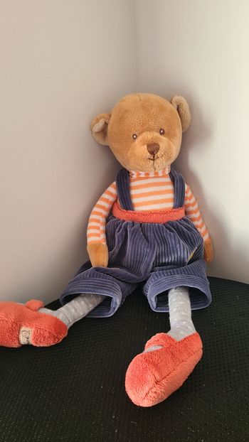 Doudou ours Mavi bleu tout doux avec son pantalon court en velours bleu par Bukowski.