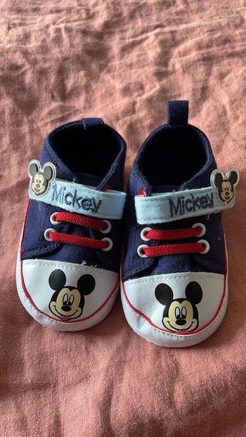 Basket taille 19 mickey