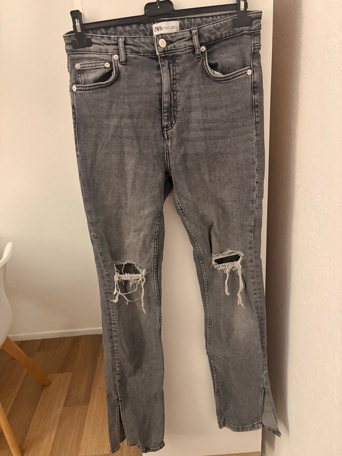 Jeans avec fente et trou