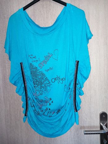 Joli tee-shirt bleu plissé sur les côté