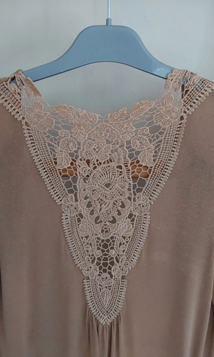 Gilet beige avec une jolie guipure de dentelle en coton dans le dos .
T 34 - photo numéro 13