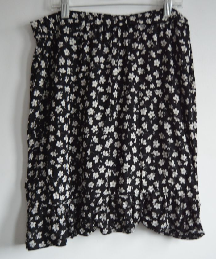 Jupe CKH noire fleurie volantée – taille 40 - photo numéro 2