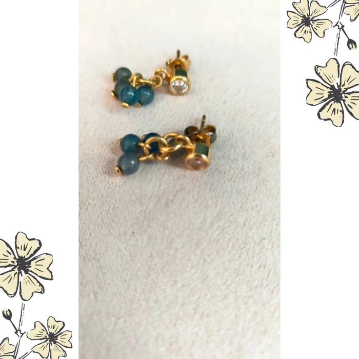 Boucles d'oreilles puces dorées avec pampilles de perles bleues - photo numéro 7