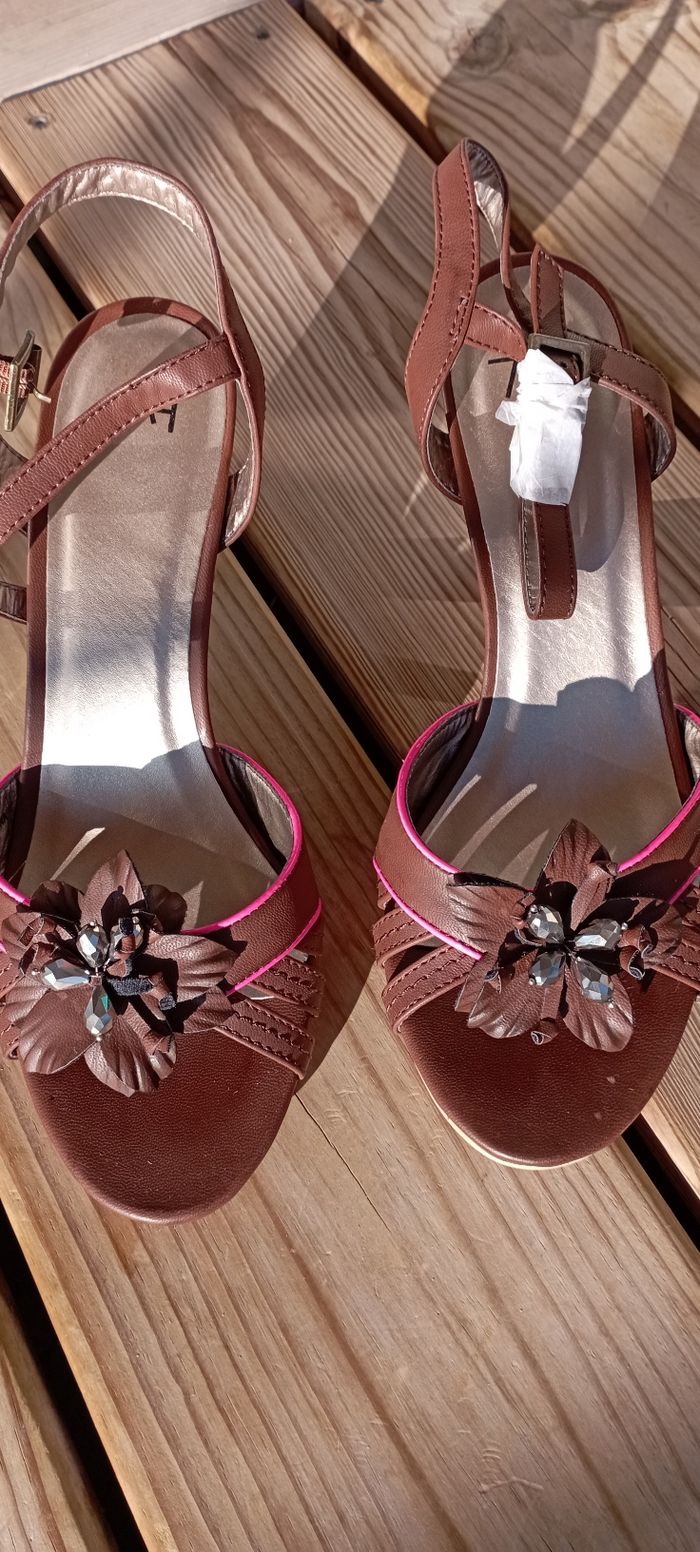Chaussures femme marron avec du rose à talon