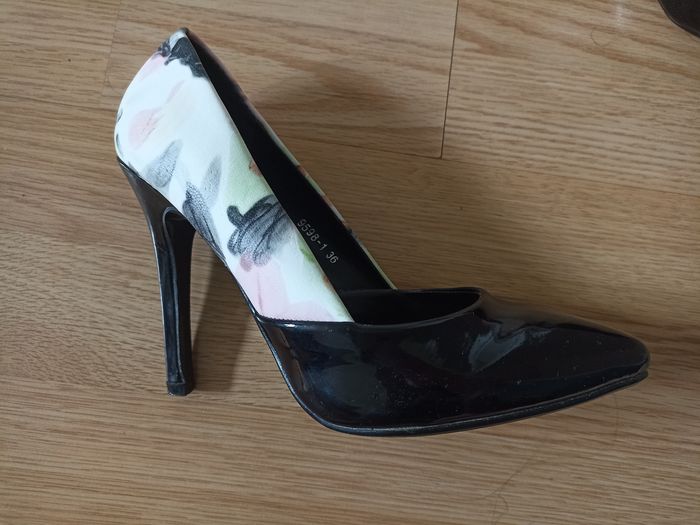 Escarpins vernis noirs avec imprimé fleurs fondues - photo numéro 4