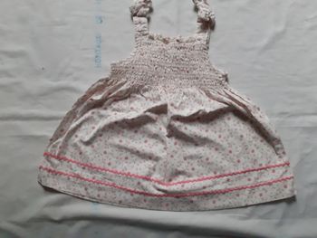 Robe blanche à fleurs avec petites bretelles