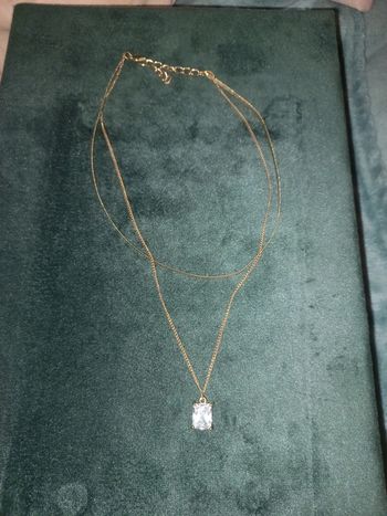 Collier doré avec strass