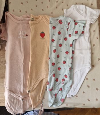 Bodies Kiabi, manches courtes, 18m 77-82cm. Très bon état