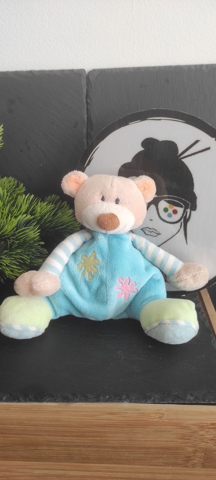 peluche doudou semi plat nattou bleu vert ours tâches rose jaune marron rayé