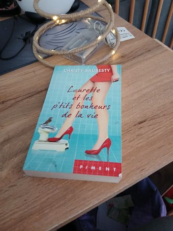 LIVRE LAURETTE ET LES PETITS BONHEURS DE LA VIE DE CHRISTY SAUBESTY