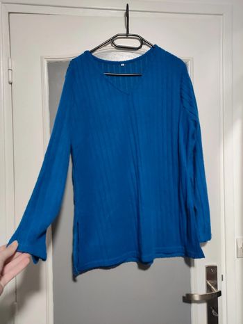 Haut col V bleu taille 46