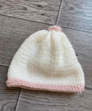Bonnet tricoté main creme et rose 6 mois