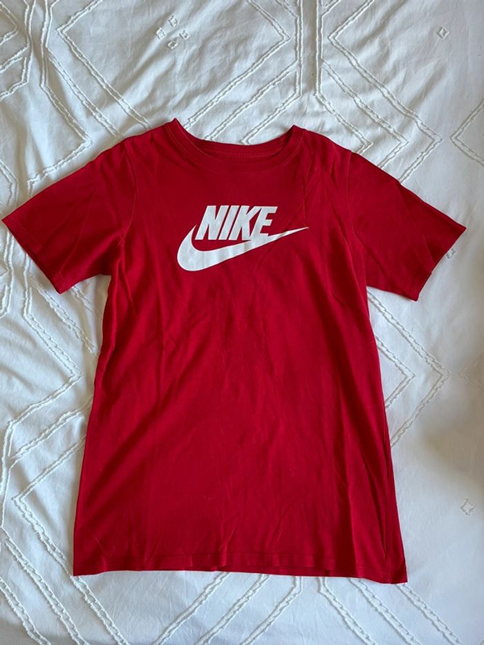 T-shirt Nike rouge logo blanc