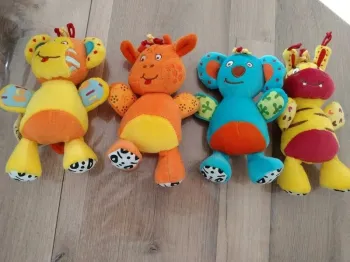 4 peluches animaux babymoov