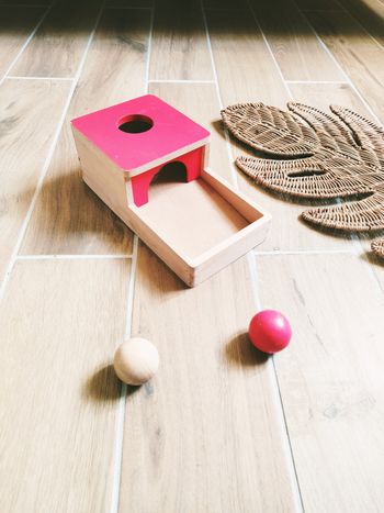 🔴 Boîte de notion de permanence rouge en bois avec 2 balles à encastrer