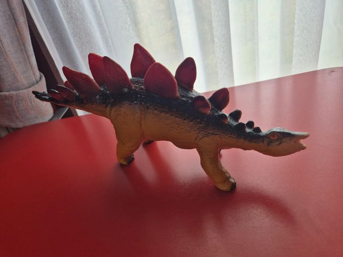 Dinosaure en plastique