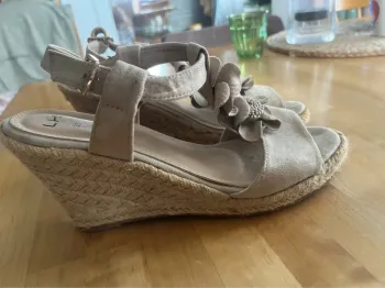 Sandale beige talon compensé