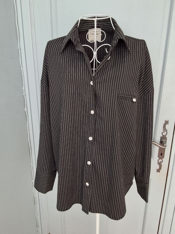 Chemise longue et large,  couleur noir rayures blanches, taille S/M