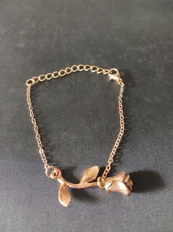 Bracelet doré avec fleur