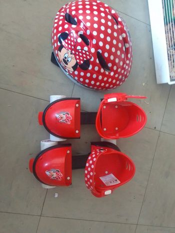 Rollers et casque fille
