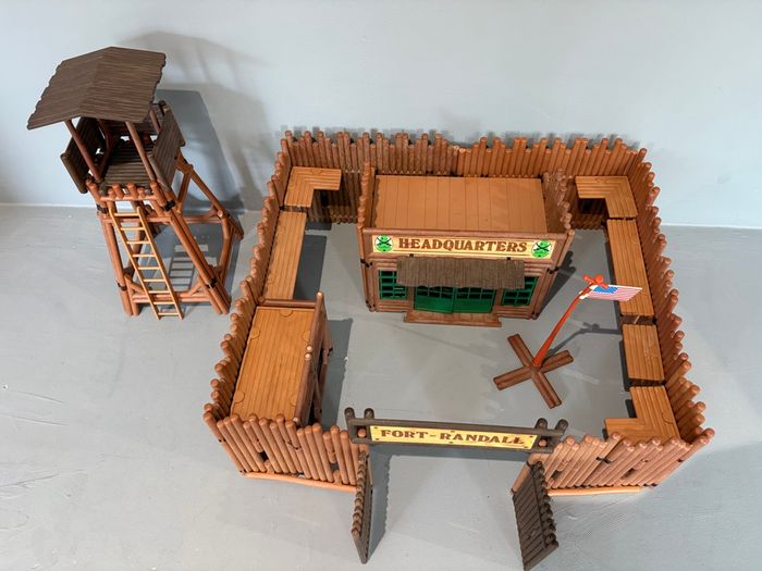 Playmobil fort Randall Western cowboy indien tour de garde quartier général drapeau US - photo numéro 3