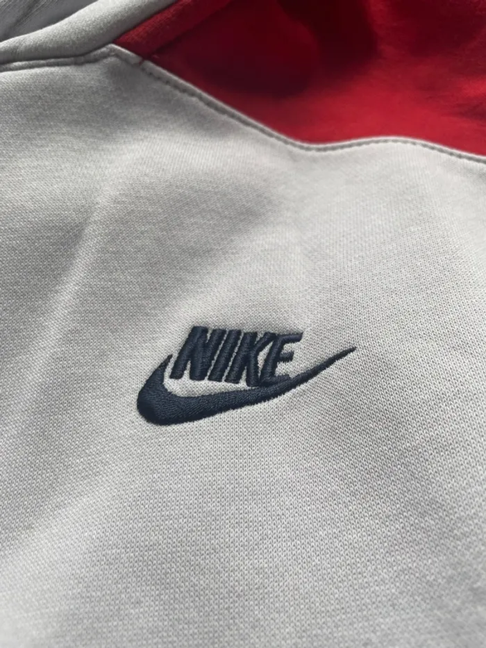 Hoodie Nike rouge blanc et bleu marine taille S - photo numéro 2