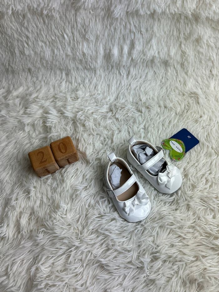Paire de chaussures blanches Valen Sina taille 20
