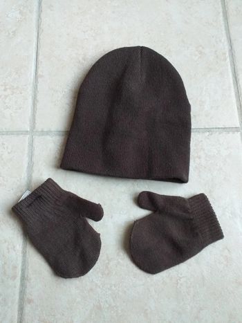Bonnet et mouffles marron