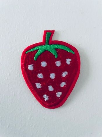 Écusson Thermocollant grosse fraise neuf 🎀